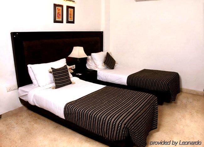 Hotel Shanti Palace West New Delhi Room photo